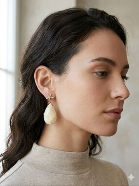 Amrita SINGH CREAM‎ STARFISH MOTHER OF PEARL EARRINGS